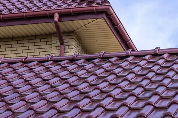 Parlak Güneşli Bir Günde Kırmızı Metal Kiremitlerle Kaplı Çatı Yapısı — Stok fotoğraf
