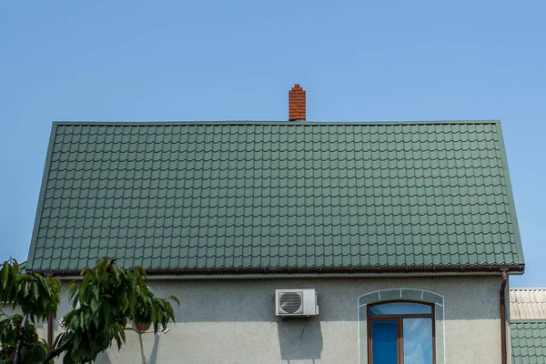 Struktura Dachu Pokryta Zielonymi Metalowymi Płytkami Słoneczny Dzień Nowoczesna Konstrukcja — Zdjęcie stockowe