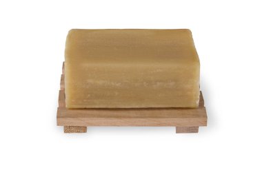 Beyaz üzerine izole edilmiş ahşap bir stantta çevre dostu el yapımı sabun. Sıfır atık kavramı