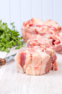 Tahta arka planda taze çiğ sığır eti parçaları..