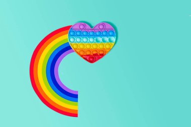 Silikon gökkuşağı kalbi, rengarenk arkaplanlı ve gökkuşaklı..