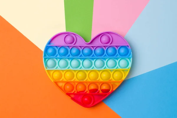 Silikon Regenbogen Herz Spielzeug Auf Buntem Hintergrund — Stockfoto