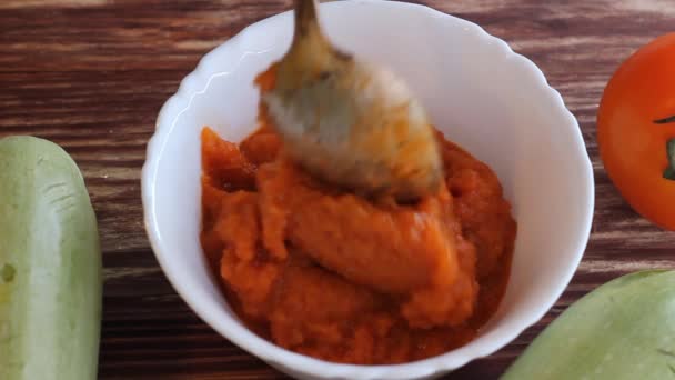 Hausgemachter Zucchini Kaviar Kürbisaufstrich Auf Einem Teller Ausgebreitet — Stockvideo