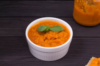 Fesleğenle süslenmiş kabak havyarlı bir yemek. Kabak ezmesi, kabak havyarı ve malzemeler. Sağlıklı yemek..