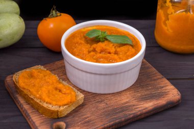 Kabak havyarlı bir tabak ve tahta tahtada kabak havyarlı siyah ekmek sandviçi. Kabak ezmesi, kabak havyarı ve malzemeler. Sağlıklı yemek..