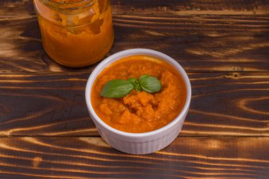 Fesleğenle süslenmiş kabak havyarlı bir yemek. Kabak ezmesi, kabak havyarı ve malzemeler. Sağlıklı yemek..