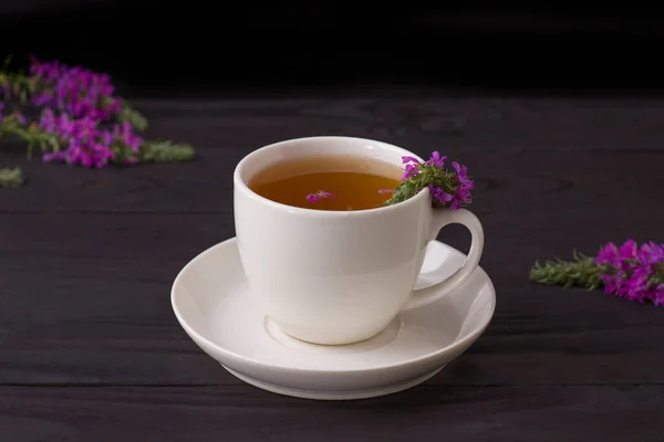 Kopje Thee Met Wilgenkruid Houten Achtergrond Kruidenthee Van Gefermenteerde Kipreya — Stockfoto