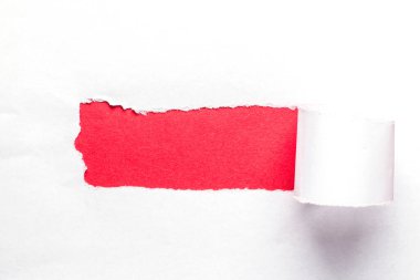 Yatay arkaplan ve kağıtta yırtık bir delik var. Beyaz kağıtta kırmızı bir delik olan bir arka plan. Kırmızı arka planda yırtık beyaz kağıt. Büyük buluş kağıdı. Düzen şablonu.