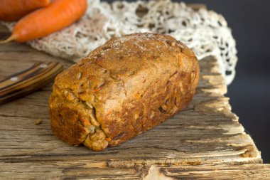 Eski ahşap arka planda bir somun sağlıklı havuç ekmeği