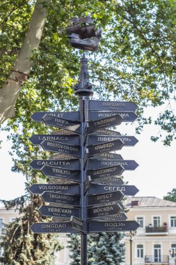 Ortakların şehirleri ve Odessa şehrinin ikiz şehirleri ve onlara olan uzaklığı ile anıt işaretçisi..