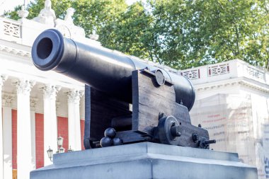 Odessa 'daki Primorsky Bulvarındaki Top Anıtı.