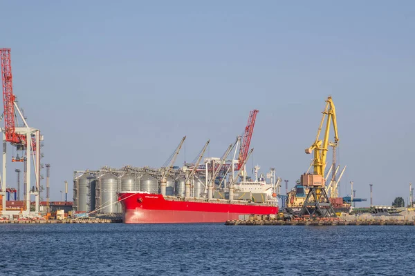乌克兰敖德萨2021年夏海洋工业商业港口 集装箱码头 海运业港口的集装箱码头 集装箱起重机 — 图库照片