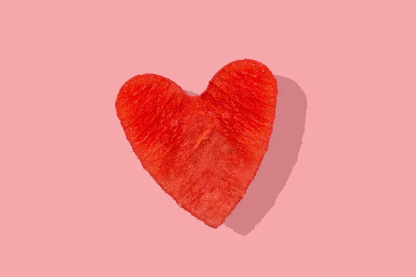 Rotes Herz Aus Reifer Wassermelone Auf Rosa Hintergrund Mit Harten — Stockfoto
