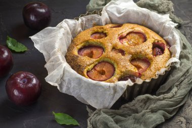 Geleneksel köylü pastası koyu arkaplanda