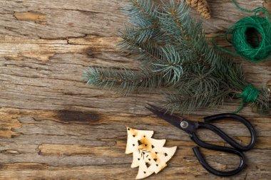 Eski ahşap arka planda bir buket köknar dalı. Noel için hazırlanıyorum. Doğal hediyeler.