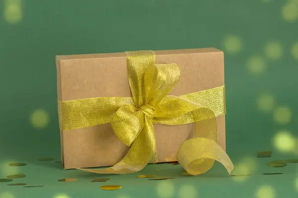 Caixa Presente Papelão Elegante Com Fita Dourada Fundo Verde Com — Fotografia de Stock