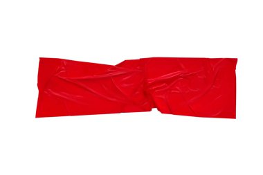 Kırışmış kırmızı bant parçası beyaz arkaplanda izole edilmiş..