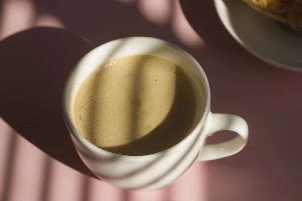 Tasse Café Avec Mousse Sur Fond Pastel Avec Des Ombres — Photo