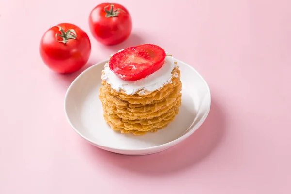 Ein Stapel Dünner Salziger Waffeln Mit Cremiger Sauce Und Tomaten — Stockfoto