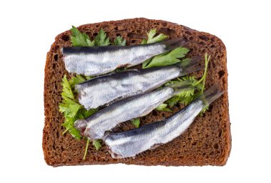 Taze maydanozlu, siyah bir ekmek parçası ve beyaz arka planda izole edilmiş Karadeniz lahanası leşleri.