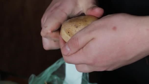 더러운 감자를 껍질벗기는 젊은이의 — 비디오