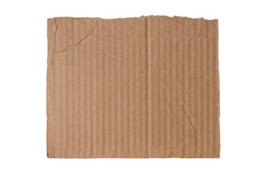 Buruşmuş karton parçası beyaz arkaplanda izole edilmiş..