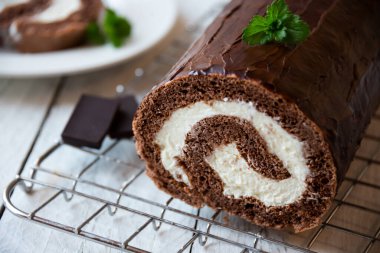 Silinmiş kremalı tatlı rulo, lezzetli ev yapımı çikolatalı pasta.