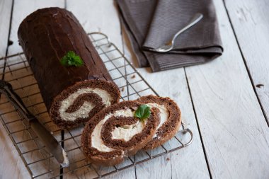 Silinmiş kremalı tatlı rulo, lezzetli ev yapımı çikolatalı pasta.