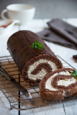 Silinmiş kremalı tatlı rulo, lezzetli ev yapımı çikolatalı pasta.