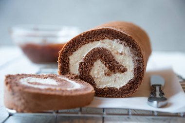 Silinmiş kremalı tatlı rulo, lezzetli ev yapımı çikolatalı pasta.