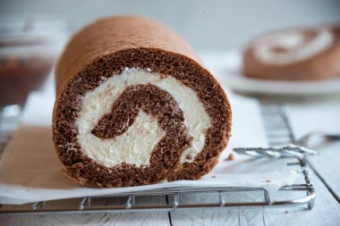 Silinmiş kremalı tatlı rulo, lezzetli ev yapımı çikolatalı pasta.