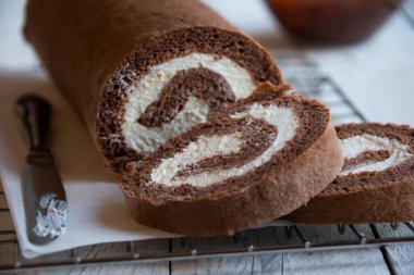 Silinmiş kremalı tatlı rulo, lezzetli ev yapımı çikolatalı pasta.