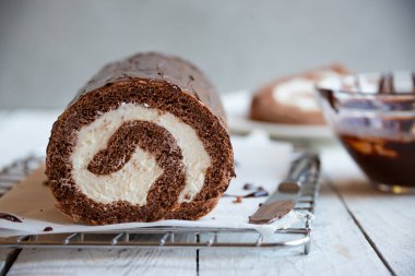Silinmiş kremalı tatlı rulo, lezzetli ev yapımı çikolatalı pasta.