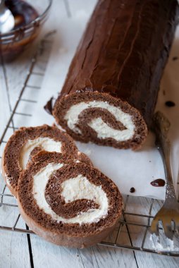 Silinmiş kremalı tatlı rulo, lezzetli ev yapımı çikolatalı pasta.
