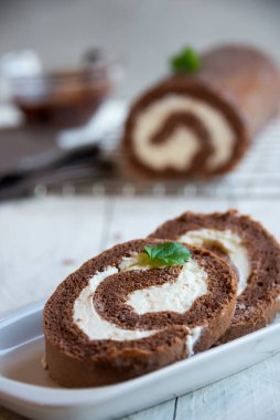 Silinmiş kremalı tatlı rulo, lezzetli ev yapımı çikolatalı pasta.