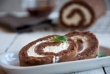 Silinmiş kremalı tatlı rulo, lezzetli ev yapımı çikolatalı pasta.