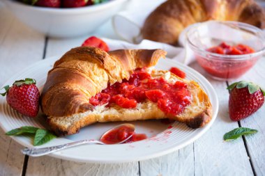 Çilekli kruvasan ve taze böğürtlen, lezzetli ve sağlıklı kahvaltı.
