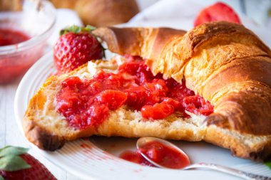 Çilekli kruvasan ve taze böğürtlen, lezzetli ve sağlıklı kahvaltı.