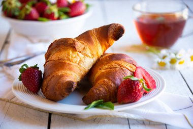 Çilekli kruvasan ve taze böğürtlen, lezzetli ve sağlıklı kahvaltı.