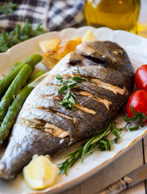 Kızarmış dorado balığı ve sebze.