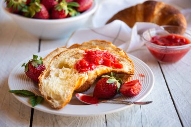Çilekli kruvasan ve taze böğürtlen, lezzetli ve sağlıklı kahvaltı.