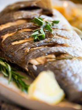 Kızarmış dorado balığı ve sebze.