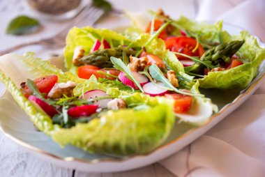 Sebze salatası marul yaprakları, sağlıklı yiyecekler ya da atıştırmalıklar ile servis edilir.