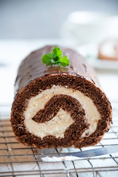 Сладкий Рулон Сливками Вкусный Домашний Шоколадный Торт — стоковое фото