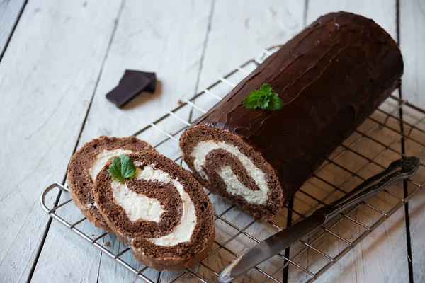 Сладкий Рулон Сливками Вкусный Домашний Шоколадный Торт — стоковое фото