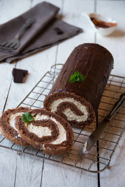 Сладкий Рулон Сливками Вкусный Домашний Шоколадный Торт — стоковое фото