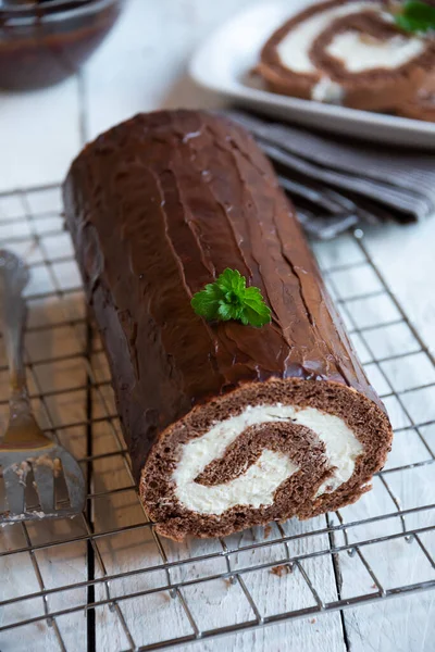 Сладкий Рулон Сливками Вкусный Домашний Шоколадный Торт — стоковое фото