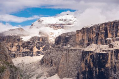 İtalya 'daki muhteşem Dolomite dağları, ünlü bir turizm beldesi.