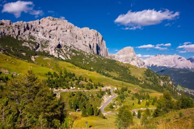 İtalya 'daki muhteşem Dolomite dağları, ünlü bir turizm beldesi.