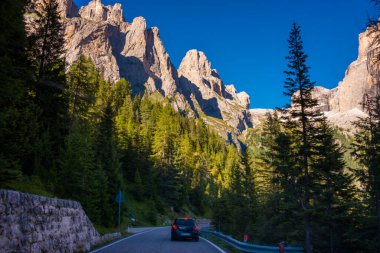 İtalya 'daki muhteşem Dolomite dağları, ünlü bir turizm beldesi.